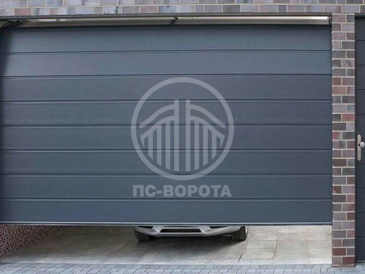 металлические подъемные секционные ворота из сэндвич панелей с дверью в одном стиле со створкой