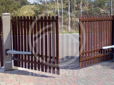 Ворота распашные из штакетника с автоматикой DoorHan