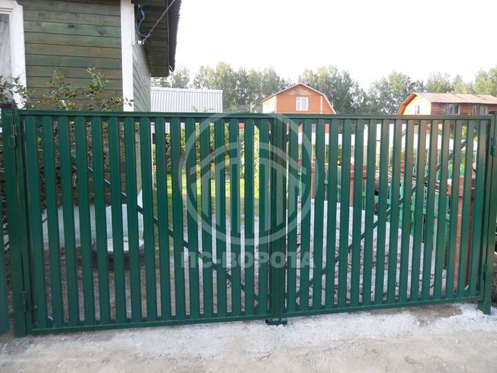 стальные распашные ворота из евроштакетника зеленого цвета