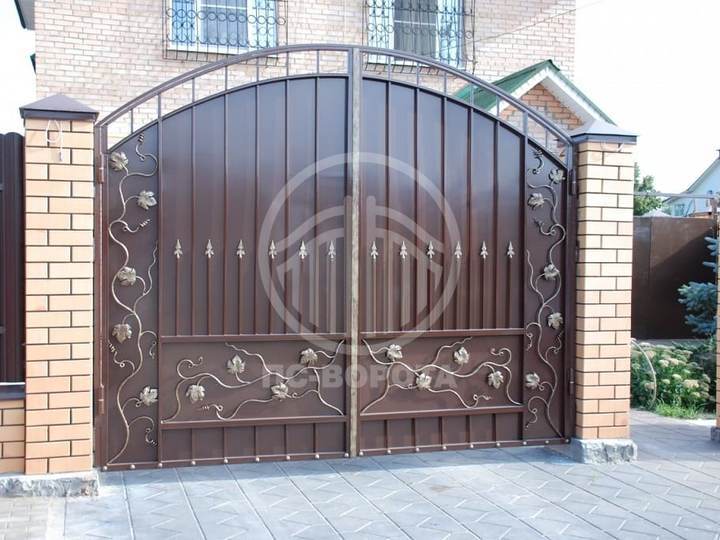 металлические кованые ворота с распашными створками