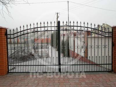 Стальные решетчатые ворота с распашными створками