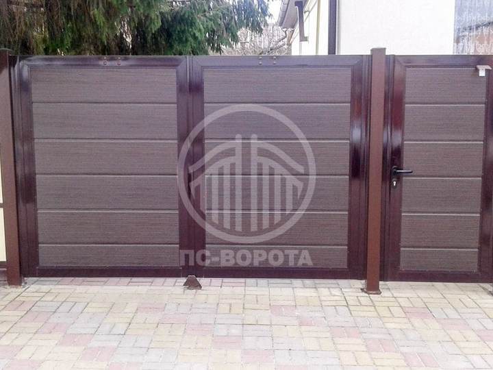распашные стальные ворота из сэндвич панелей с калиткой
