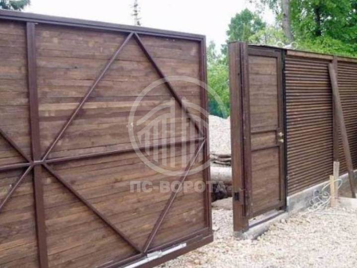 стальные откатные ворота из штакетника с калиткой и автоматикой