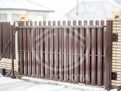 Откатные ворота с заполнением из евроштакетника