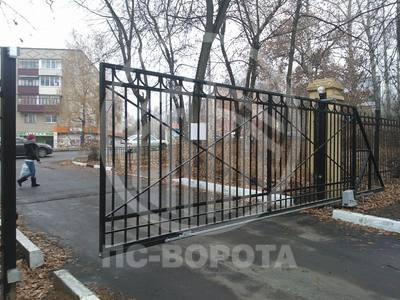Ворота решетчатые откатные черного цвета