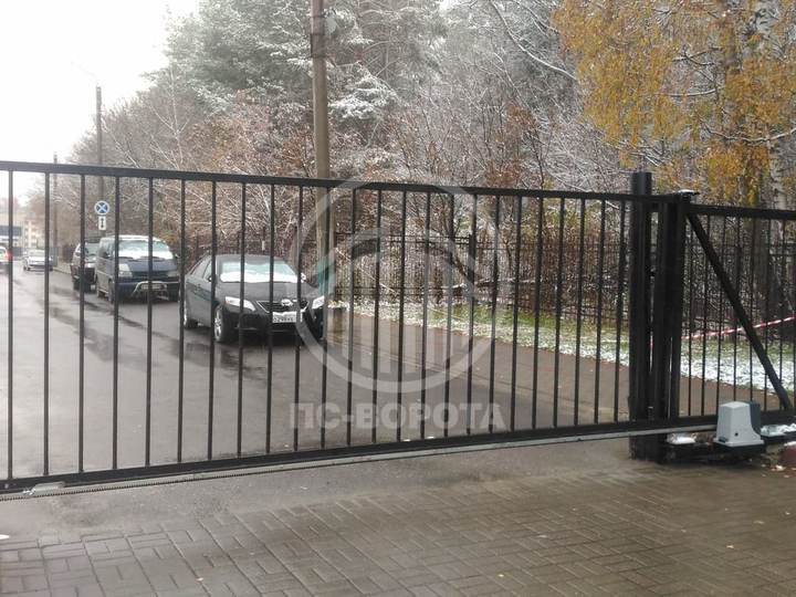 решетчатые распашные ворота черного цвета