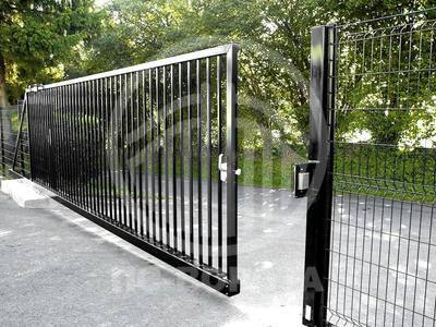 Откатные ворота решетчатые окрашенные в черный цвет