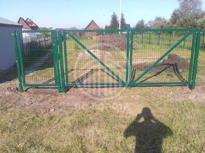 распашные ворота из 3Д сетки зеленого цвета