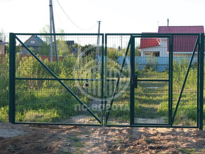 распашные ворота со встроенной калиткой и заполнением из 3Д сетки зеленого цвета