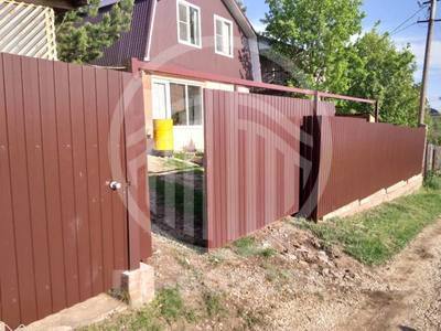 Подвесные откатные ворота из профнастила с калиткой