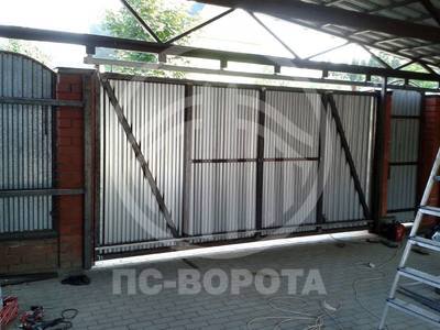 Откатные подвесные ворота из профнастила с калиткой