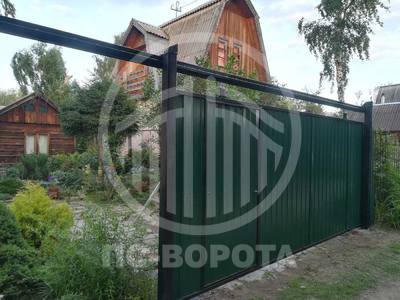 Откатные подвесные ворота из профнастила со встроенной калиткой
