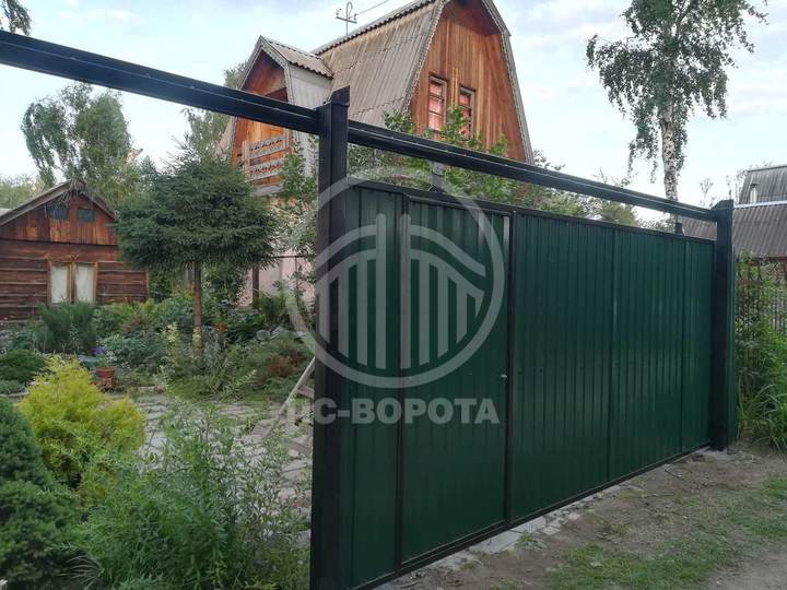 откатные подвесные ворота из профлиста зеленого цвета