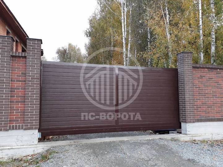 ворота из сэндвич панелей в загородный дом