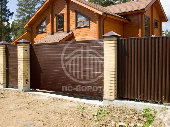 стальные откатные ворота из сэндвич панелей коричневого цвета