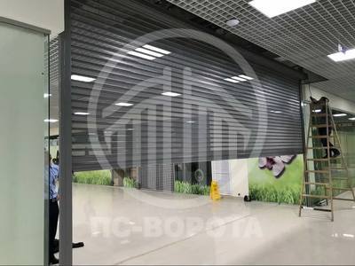 Ворота рулонные из перфорированной металлической сетки