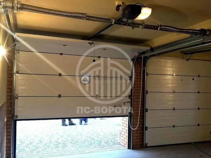 стальные подъемные ворота из сэндвич панелей для гаража