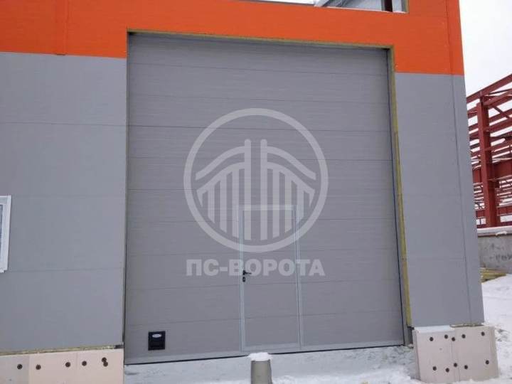 секционные ворота из сэндвич панелей M-гофр серого цвета