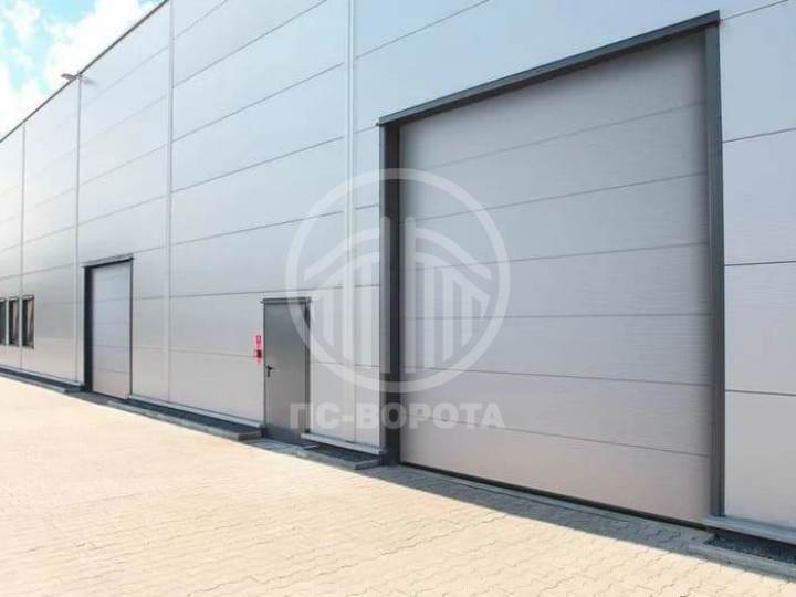 промышленные секционные ворота из сэндвич панелей с автоматикой