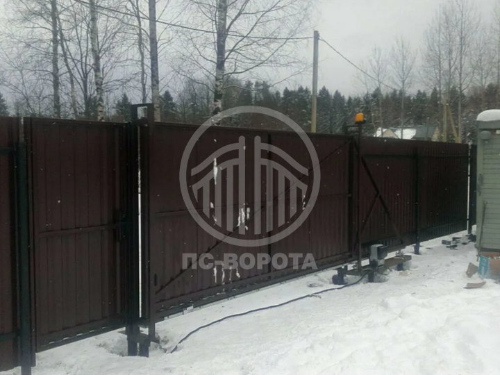 ворота с откатной створкой на сваях