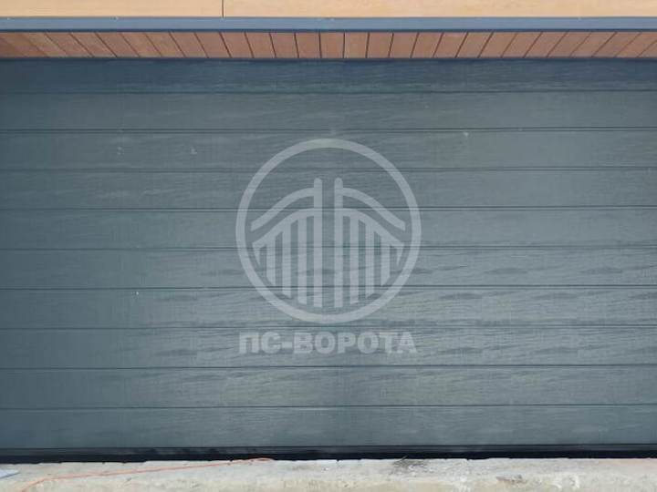 секционные подъемные ворота из сэндвич панелей с автоматикой